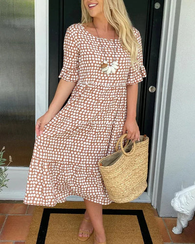 Jessika | Elegant midiklänning med lekfulla volangdetaljer