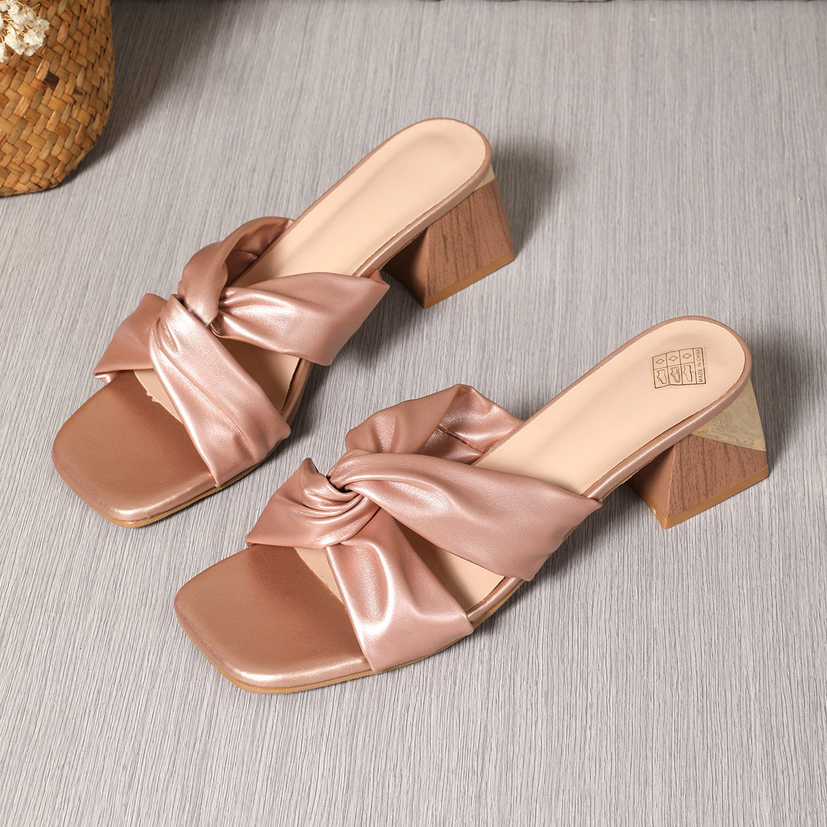 Mona | Handgjorda sandaler i satin med elegant komfort